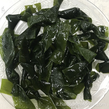 Pulire il nodo di kelp wakame essiccato